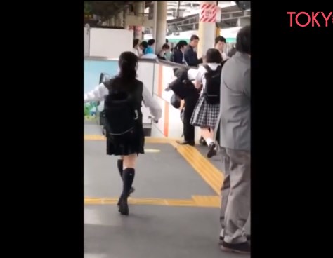 【衝撃映像】電車で制服JKに痴漢していた男、バレた結果。赤羽駅のホームでこうなる