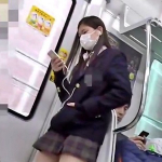 【盗撮動画】真面目そうな黒髪なのに制服スカートの中はテカテカピンクサテンPなJKを電車で逆さ撮り