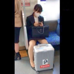 【盗撮動画】スーツケースのせいで股を開かざるをえないリクスー女子の股間にズームｗｗ