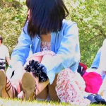 【盗撮動画】ピクニック中にチェック柄パンツが丸見えの私服JKちゃん、ズーム盗撮される