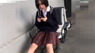 【盗撮動画】真面目そうな美少女JKちゃん、純白Pを通学電車で長時間滞空パンチラ撮りされてしまう
