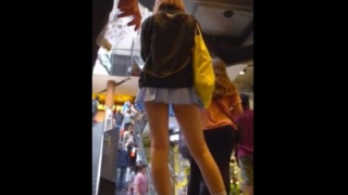 【盗撮動画】ヒラミニスカートなのにTバックはティーン美少女のノーパンレベルの逆さ動画ｗｗｗ