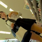 【盗撮動画】スーパーの化粧品コーナーで放課後JKの前屈みパンチラ。見た目通りの縞々パンツが逆に抜けてくるｗ