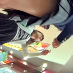 【盗撮動画】友達とスーパーで買い物中の制服JKちゃん、前屈みでピンクパンツが丸見えｗｗｗ