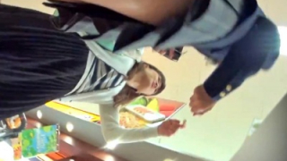 【盗撮動画】友達とスーパーで買い物中の制服JKちゃん、前屈みでピンクパンツが丸見えｗｗｗ