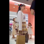 【盗撮動画】百貨店で見つけたロリカワ美少女のプリーツスカートの中身は生パンティ