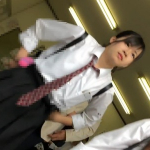【盗撮動画】ピカピカ美脚の美少女JKちゃん、通学電車内で白パンツのフロント側を長時間滞空撮りされる