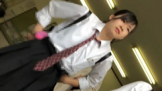 【盗撮動画】ピカピカ美脚の美少女JKちゃん、通学電車内で白パンツのフロント側を長時間滞空撮りされる