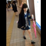 【盗撮動画】この童顔JKが駅のエスカで連日スカートめくりされまくってる件ｗｗ
