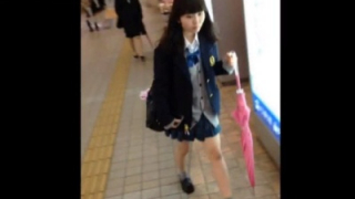 【盗撮動画】この童顔JKが駅のエスカで連日スカートめくりされまくってる件ｗｗ