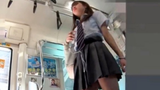 【盗撮動画】これはシコ不可避。Sランク美少女JKの紫サテンPを電車と駅で逆さ撮り成功ｗｗｗ