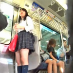 【盗撮動画】黒髪清楚系JKちゃん、電車DKといい雰囲気になっている所をパンチラ盗撮されるｗｗ