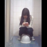 【盗撮動画】おしっこ中もスマホを凝視する美少女な女子生徒ちゃんの校内女子トイレ盗撮