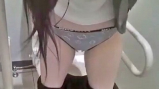 【トイレ盗撮動画】ナプキン付き綿パンツのS級美形女子のリラックスタイム観察