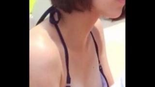真夏のレジャープールで水着ギャルの胸チラ盗撮、正確に乳首を捉えるカメラワークでどうぞｗ