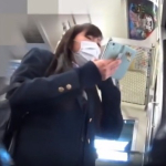 【盗撮動画】電車通学のマスクJKちゃん、お尻がぷりぷりすぎて重ねから生パンがハミってしまうｗｗ