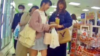 【盗撮動画】コンビニ店内にて可愛い三つ編みの私服ちゃんパンチラ。スカートの中身は当然純白