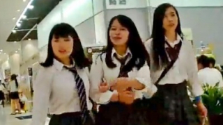 【盗撮動画】有能撮り師さん、放課後の制服JKのしゃがみパンチラのド接写撮影に成功してしまうｗ
