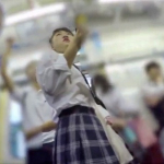 【盗撮動画】可愛い顔の制服JKを電車内で逆さ撮り。面積大きめの純白Pを長時間滞空に成功ｗｗ