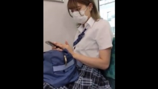 【盗撮動画】電車でじっくりとパンチラ盗撮されている美少女JKが発見されてしまう