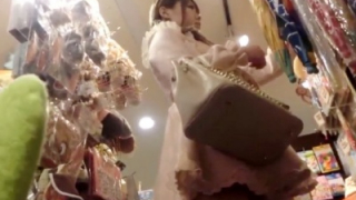 【盗撮動画】ガーリーな私服でお出かけ中の可愛い系JDパンチラ。純白＆フルバックですｗｗｗ