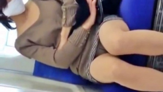 【盗撮動画】電車で向かいに座った美女がウトウト⇒脚が開いてパンチラGETという美味しすぎるシチュエーションがこちらｗｗ