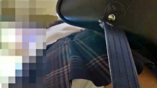 【盗撮動画】制服JKのパンツはやっぱり”純白に限る”よな。ってなる逆さ撮りパンチラがこちらｗｗｗ