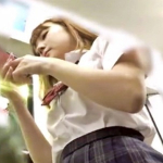 【盗撮動画】アイドルレベルに可愛いJKちゃんの純白パンツのフロントの刺繍までがっつりｗ