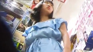 【盗撮動画】肩出しワンピで買い物中の美少女私服JKちゃんのリアル縞パン