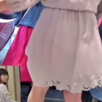 【盗撮動画】薄手のスカートで透けパンしまくりな清楚系JDちゃん、発見されてしまうｗｗ