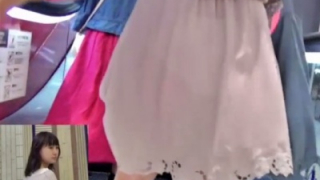 【盗撮動画】薄手のスカートで透けパンしまくりな清楚系JDちゃん、発見されてしまうｗｗ