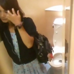 【盗撮動画】多数の美女が利用する店内のトイレに隠しカメラ仕込んだ結果・・・