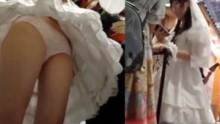 【盗撮動画】ウェディングドレス風コスプレのレイヤーの逆さ撮りパンチラ。開いたスカートでフロントまでがっつり丸見えｗ