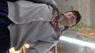 【盗撮動画】清純そうな顔してスカートの中はむっちりスケベな放課後JKのピンクパンティ