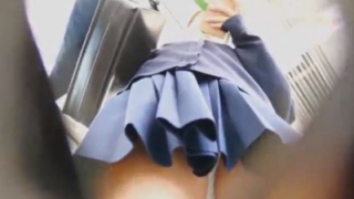 【盗撮動画】上級撮り師が撮影する制服JKのフロント滞空パンチラ、ガチで出来がイイｗｗｗ