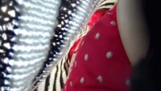 【盗撮動画】ニットワンピのJDちゃん、逆さ撮りで赤パンティのフロントからブラまで丸見えになってしまうｗ