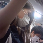 【盗撮動画】電車内の変態「仕事終わりのノースリ美女の”蒸れ蒸れの腋”を至近距離から隠し撮りしたったｗ」