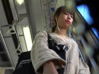 【盗撮動画】くっそ可愛いニットワンピ娘の電車内パンチラ（ナプキンの羽付き）顔撮りで睨まれる・・・