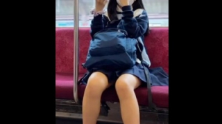 【盗撮動画】放課後JC中●生電車内対面盗撮。異変に気付いてしまう童顔制服娘ちゃん