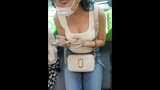 【胸チラ盗撮】こういうドスケベな服装で電車に乗ってる素人女子ｗｗｗｗ（動画あり）