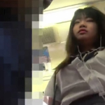 【盗撮動画】見た目は普通なのに真っ赤なサテンPのドスケベJKちゃん、通学電車で発見されるｗ