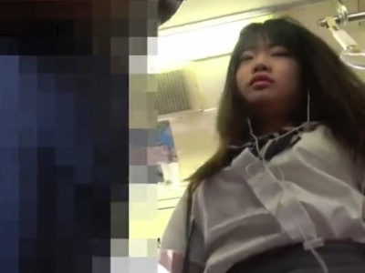 【盗撮動画】見た目は普通なのに真っ赤なサテンPのドスケベJKちゃん、通学電車で発見されるｗ