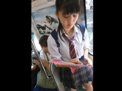 【盗撮動画】学校帰りの美少女JKに睨まれても盗撮をやめない危険人物、動画を公開してしまう・・・