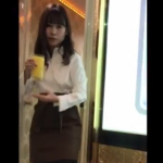 【動画あり】カラオケ客「ジュース持ってきた女店員のパンチラ撮ったった」⇒ スカートの中がスケベすぎると話題にｗｗ
