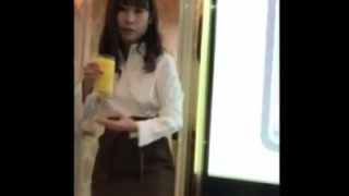 【動画あり】カラオケ客「ジュース持ってきた女店員のパンチラ撮ったった」⇒ スカートの中がスケベすぎると話題にｗｗ
