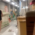 【盗撮動画】TV局内の大道具部屋で女性スタッフの着替え盗撮。これってどう見てもガチだよな・・・