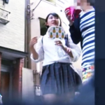 【盗撮動画】お祭りイベント会場でパンチラ盗撮されてる童顔JKちゃんのドット柄パンティ