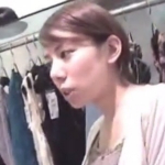 【盗撮動画】可愛い顔も名札も丸出しのショップ店員胸チラ。がっつり乳首見えててヌイタｗｗｗ
