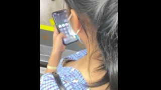 【盗撮動画】電車でスマホ眺めてる女って無防備すぎるよなｗ おかげで胸チラ撮り放題できたｗｗｗ