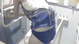 【盗撮動画】ガチモノ店内女子トイレ盗撮！スカートを捲りあげパンツ丸出しで入室するギャル